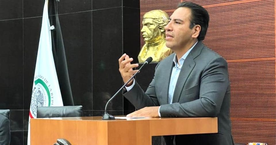 Eligen a Eduardo Ramírez Aguilar como nuevo coordinador de Morena en el Senado
Eligen a Eduardo Ramírez Aguilar como nuevo coordinador de Morena en el Senado