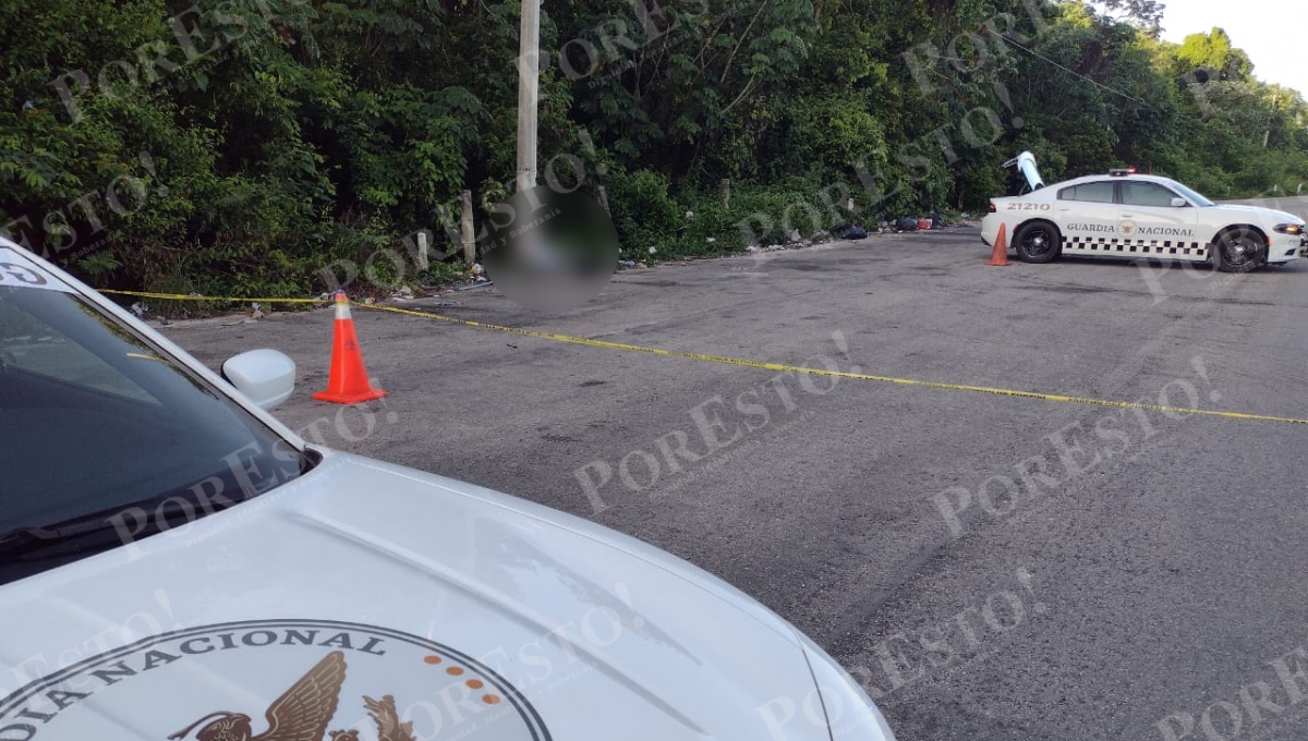 Tenía un cuchillo clavado en el pecho para sostener una cartulina Tenía un cuchillo clavado en el pecho para sostener una cartulina