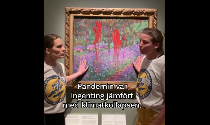 Las activistas pusieron pintura roja en sus manos y se la pusieron al cuadro Las activistas pusieron pintura roja en sus manos y se la pusieron al cuadro