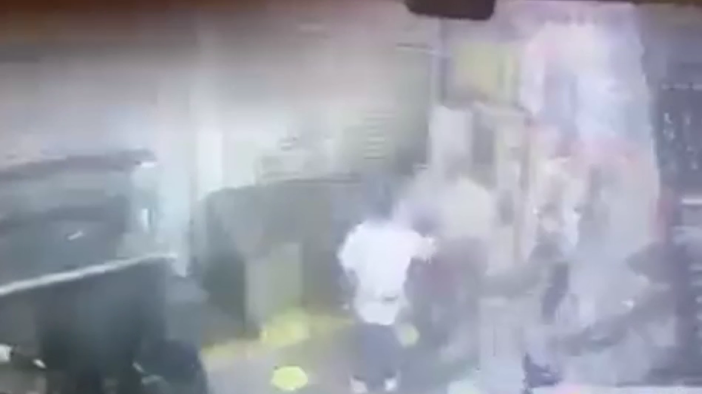 El momento del ataque quedó grabado por una cámara de seguridad de la zona El momento del ataque quedó grabado por una cámara de seguridad de la zona