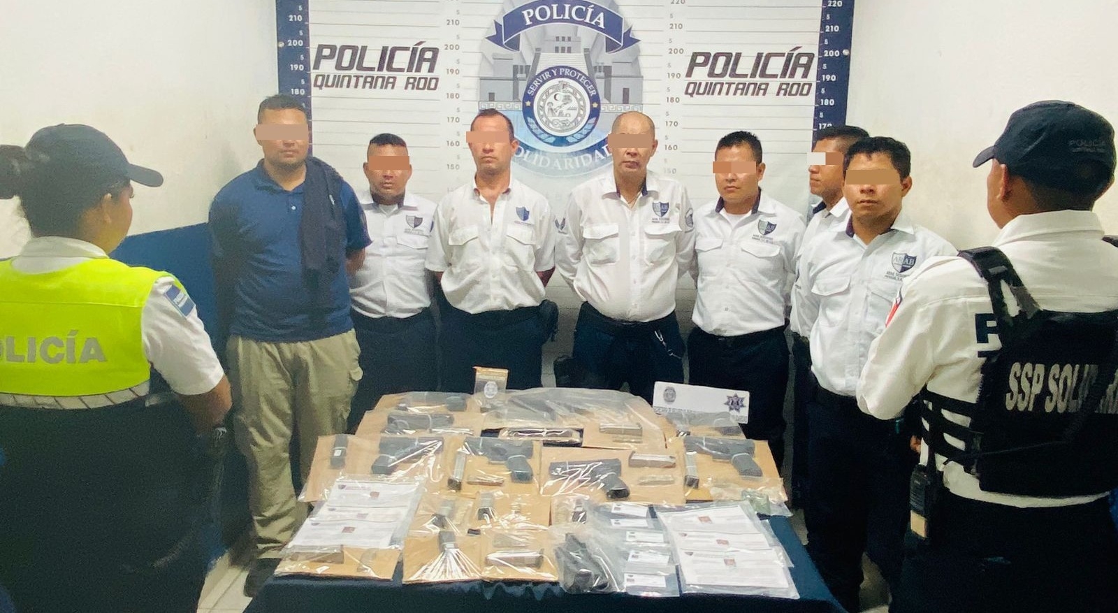 Al mismo tiempo se atendió otro reporte donde se aseguró una mochila con un arma de fuego y droga