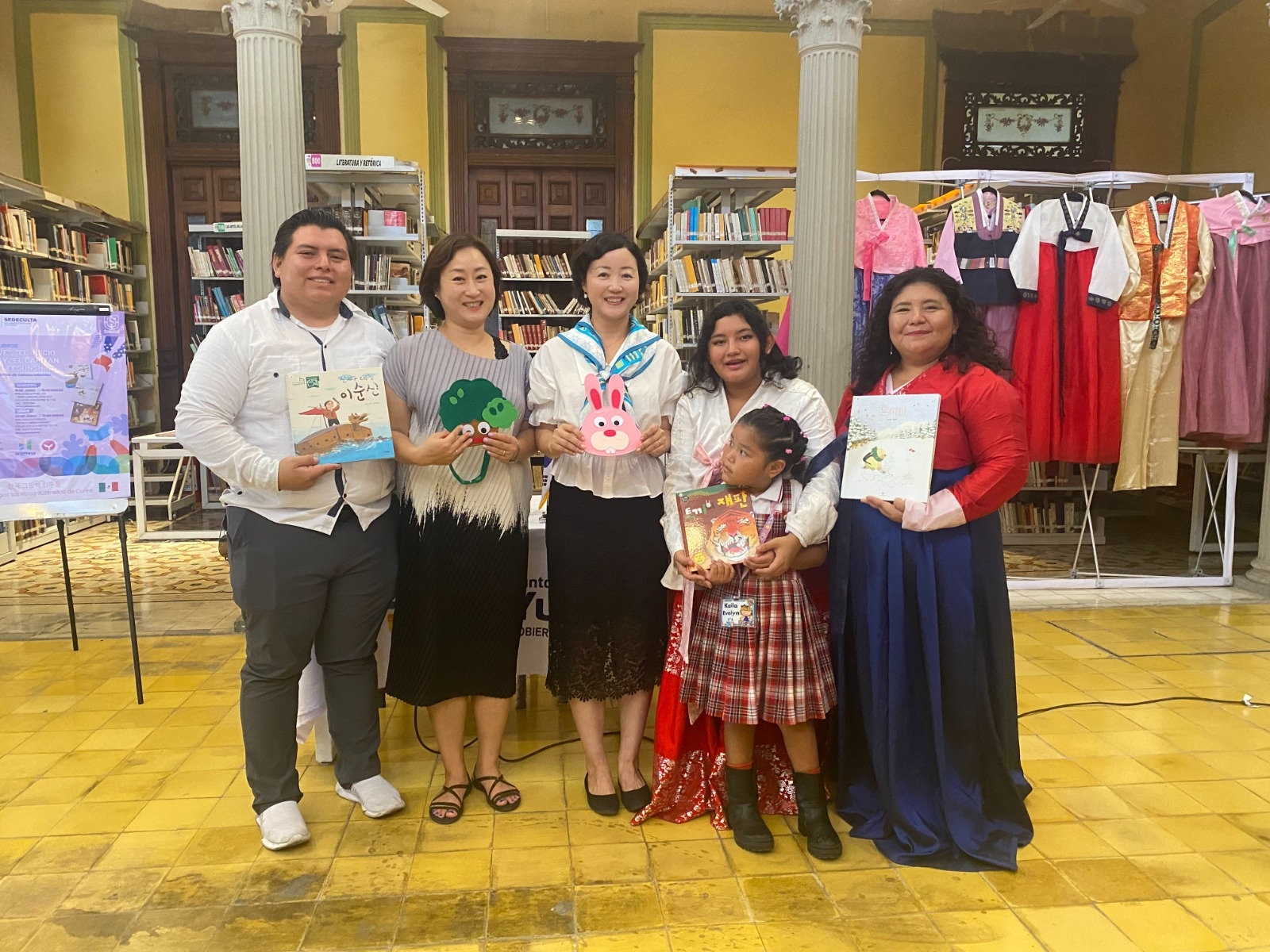Verónica Lee hizo entrega de los libros infantiles Verónica Lee hizo entrega de los libros infantiles