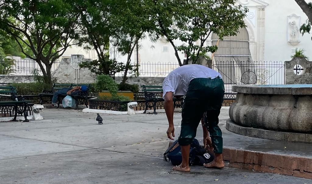 Hombre se baña en una fuente ante el 'bochorno' de Mérida Hombre se baña en una fuente ante el 'bochorno' de Mérida