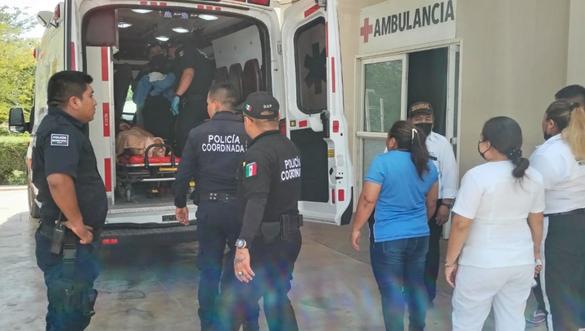 Paramédicos trasladaron a la joven a un hospital Paramédicos trasladaron a la joven a un hospital