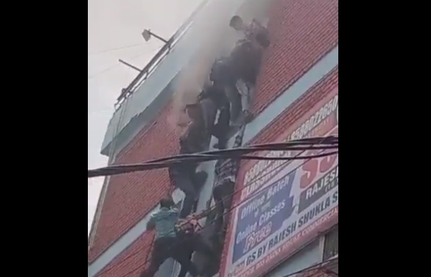 Los estudiantes se apresuraban a salir del recinto Los estudiantes se apresuraban a salir del recinto