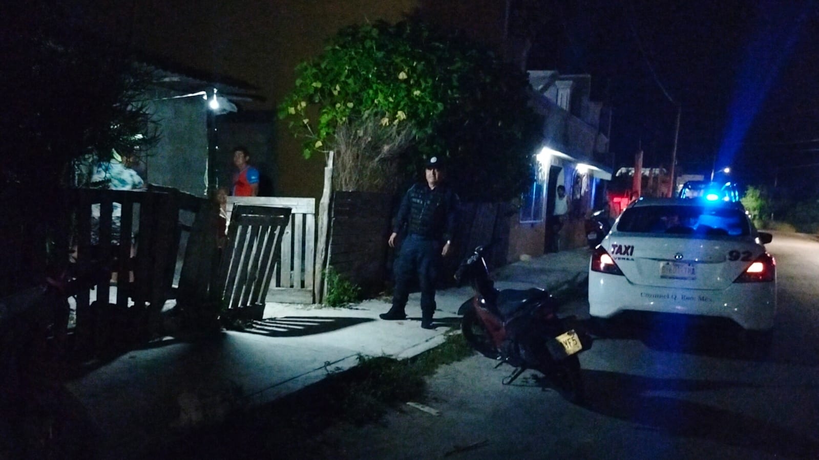 Al lugar arribó la policía de investigación así como el personal del SEMEFO para realizar el levantamiento del cuerpo y asegurar las evidencias. Al lugar arribó la policía de investigación así como el personal del SEMEFO para realizar el levantamiento del cuerpo y asegurar las evidencias.