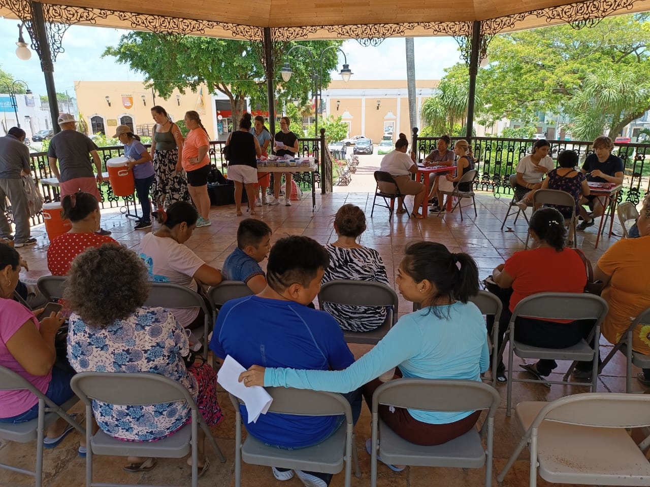 Misioneros procedentes de Carolina del Norte visitaron el centro de la ciudad y obsequiaron lentes graduados a las personas que se dieron cita en el kiosco del parque Francisco Cantón Rosado