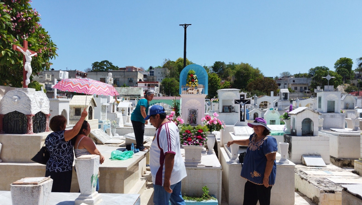 Las familias llevan las comidas que más les gustaban al difunto en vida