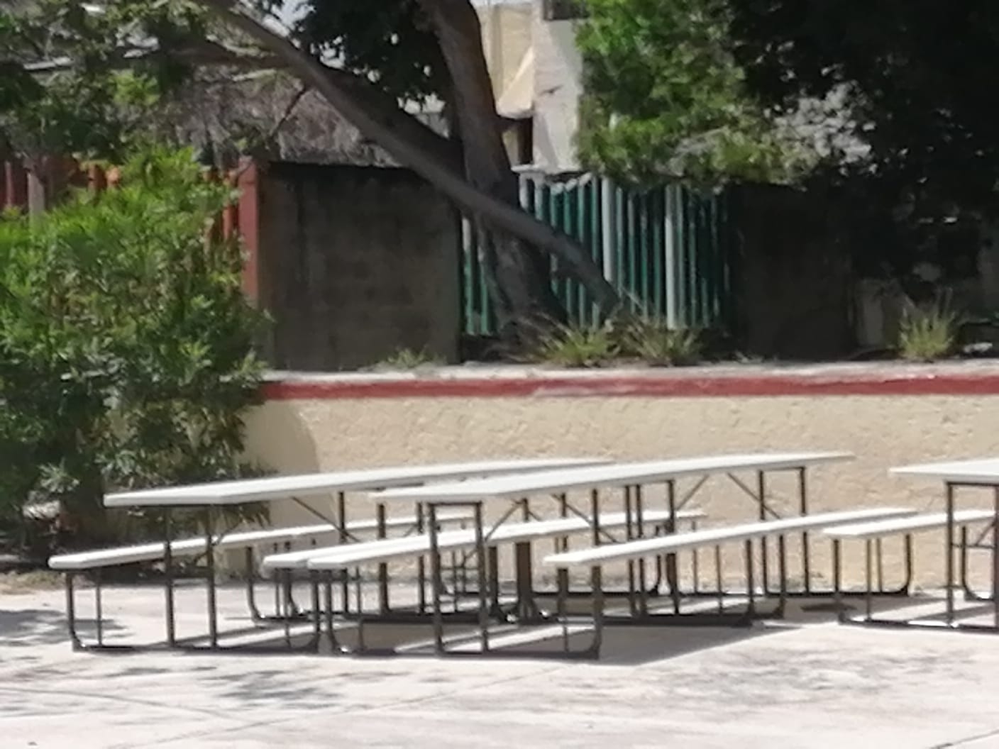 Hoteleros donan mobiliario a escuela de una comunidad en Tulum