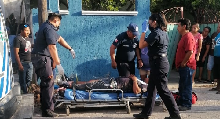 Paramédicos brindaron auxilio al herido Paramédicos brindaron auxilio al herido