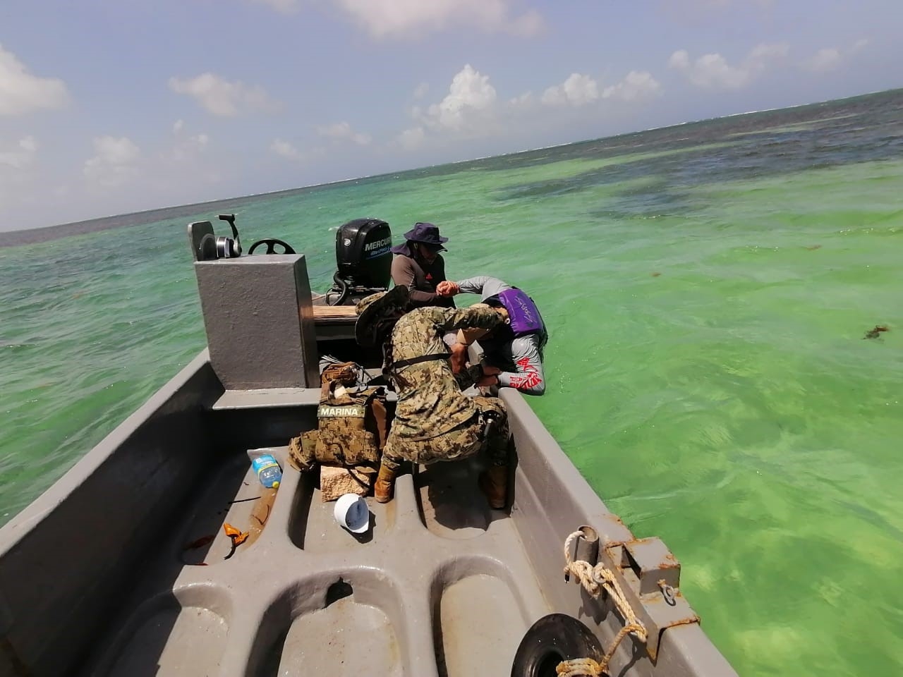 Sobrevivió debido a que llevaba un chaleco salvavidas y se mantuvo a flote Sobrevivió debido a que llevaba un chaleco salvavidas y se mantuvo a flote