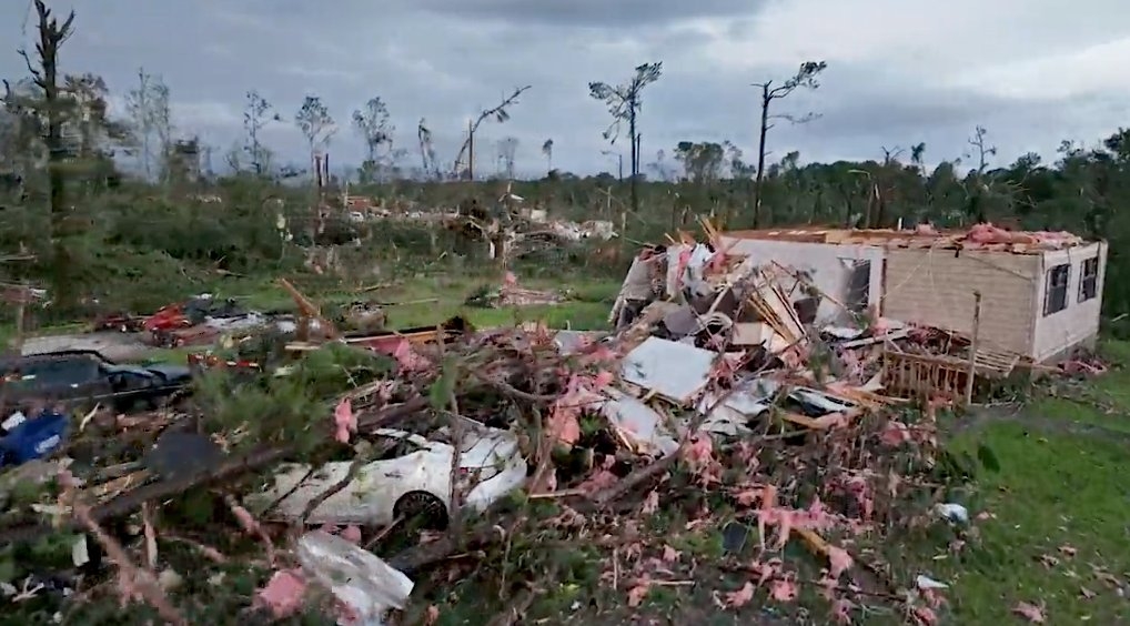 El gobernador Tate Reeves dijo que los tornados golpearon en los condados Jasper y Rankin, que limita con la capital, Jackson.
El gobernador Tate Reeves dijo que los tornados golpearon en los condados Jasper y Rankin, que limita con la capital, Jackson.