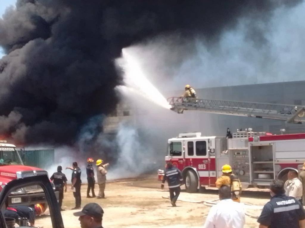 El incendio comenzó poco antes del mediodía de este lunes