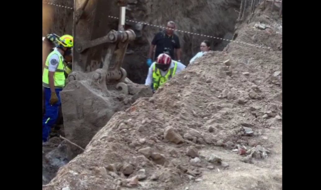 Trabajadores realizan las acciones para rescatar el cuerpo del joven que perdió la vida Trabajadores realizan las acciones para rescatar el cuerpo del joven que perdió la vida