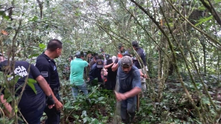 Diversas personas acudieron para ayudar a recuperar los cuerpos