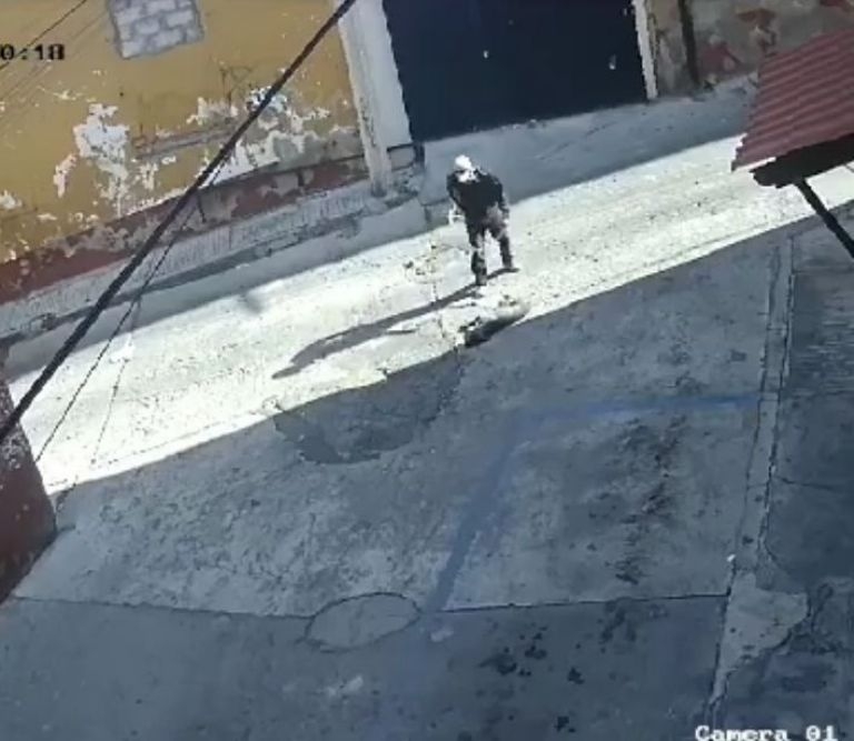 Hombre arrastra a perrito muerto por calles de Pachuca
