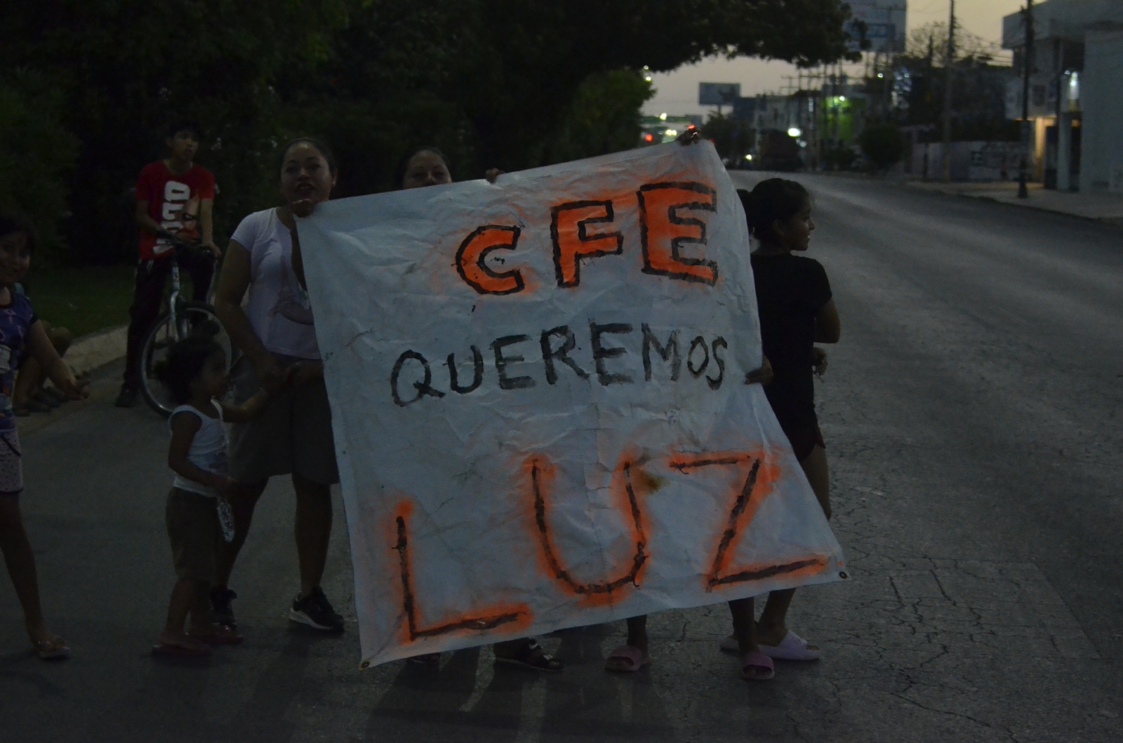El deficiente servicio y facturación elevada de CFE genera que la población realice bloqueo de vialidades