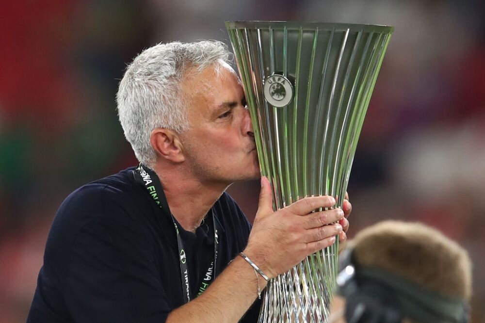 Mourinho es suspendido por su comportamiento en final de la Europa League

