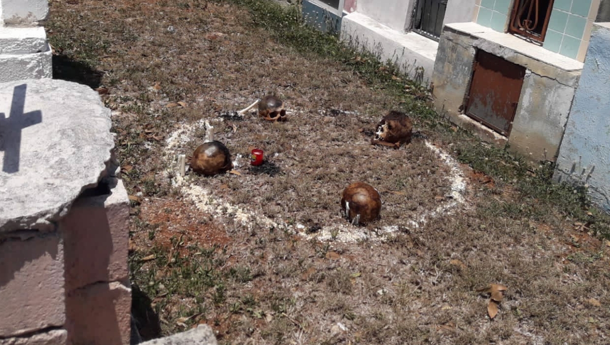 En el lugar se encontró un círculo con cuatro cráneos humanos