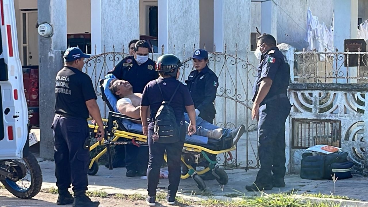 Al sitio arribaron policías municipales y paramédicos para valorar y trasladar a un lesionado al hospital. Al sitio arribaron policías municipales y paramédicos para valorar y trasladar a un lesionado al hospital.