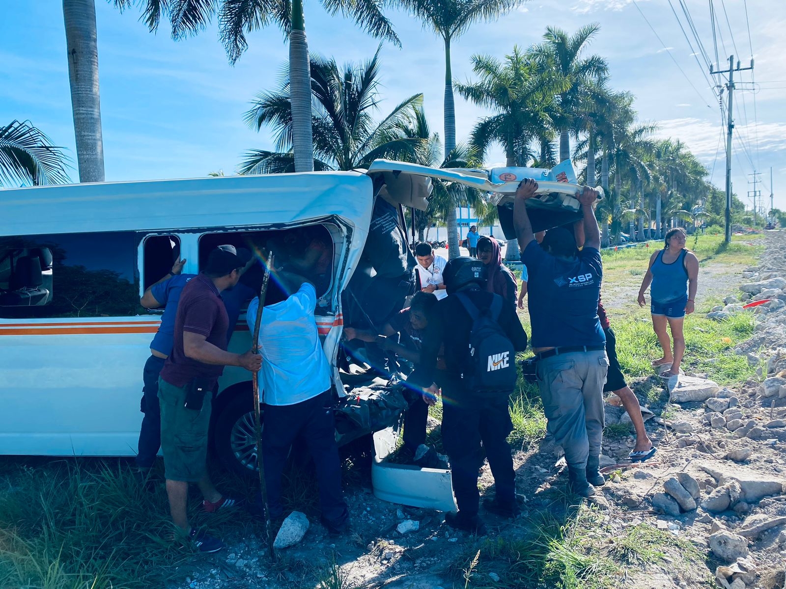 Chocan autobús Del Valle contra una combi en Tulum; hay un prensado y varios heridos
