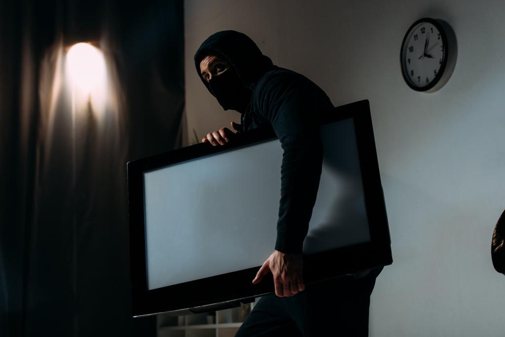 El ladrón forzó el protector de una ventana para entrar a la casa