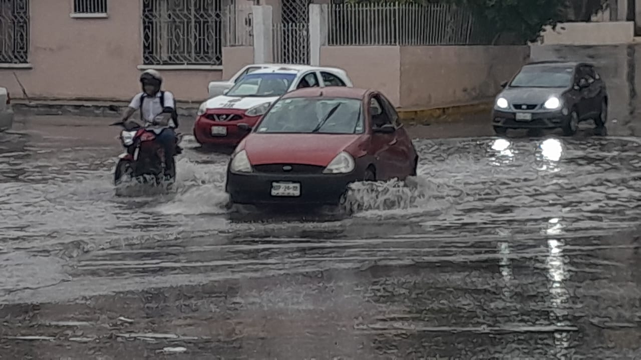 Encharcamientos, tráfico en algunos puntos de la ciudad por varios minutos Encharcamientos, tráfico en algunos puntos de la ciudad por varios minutos