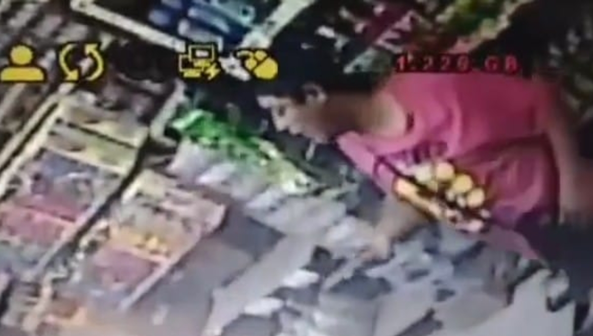 Cámaras de seguridad captan a ladrón de celular en una tienda de Escárcega