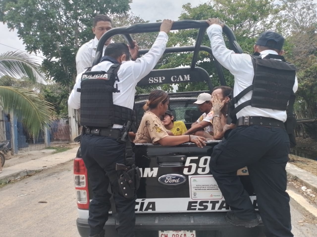 Los detenidos se encontraban tomando bebidas alcohólicas en la vía pública Los detenidos se encontraban tomando bebidas alcohólicas en la vía pública