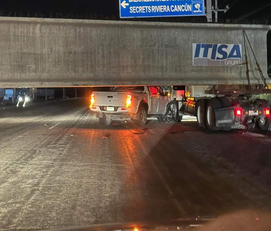 Al parecer, el conductor de una Pick Up se distrajo y no vio a la pesada unidad que cruzaba Al parecer, el conductor de una Pick Up se distrajo y no vio a la pesada unidad que cruzaba