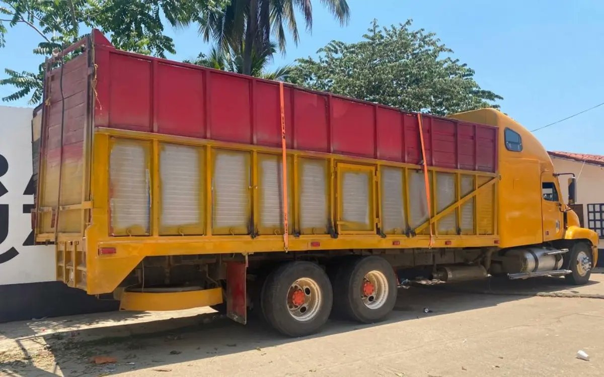INM rescata a migrantes hacinados en camión en Veracruz INM rescata a migrantes hacinados en camión en Veracruz