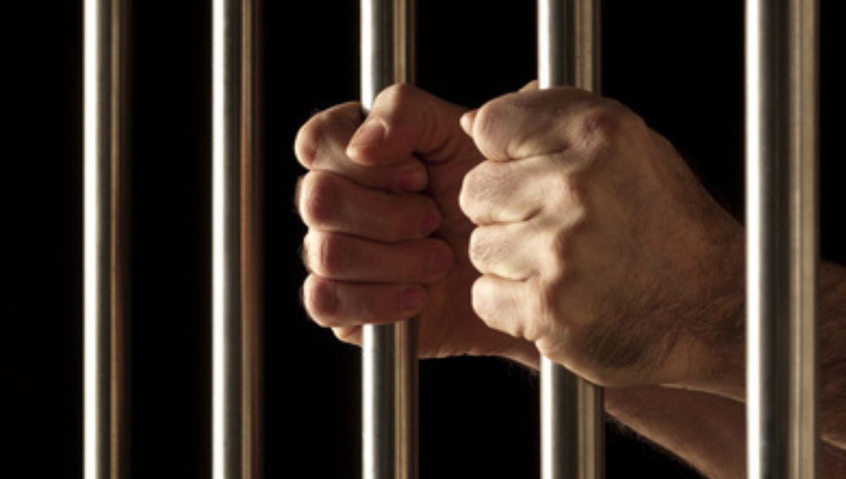 El hombre deberá estar en prisión todo el tiempo que dure el proceso legal El hombre deberá estar en prisión todo el tiempo que dure el proceso legal