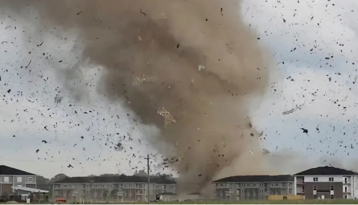 Tornados dejan 3 muertos y decenas de viviendas dañadas en EU