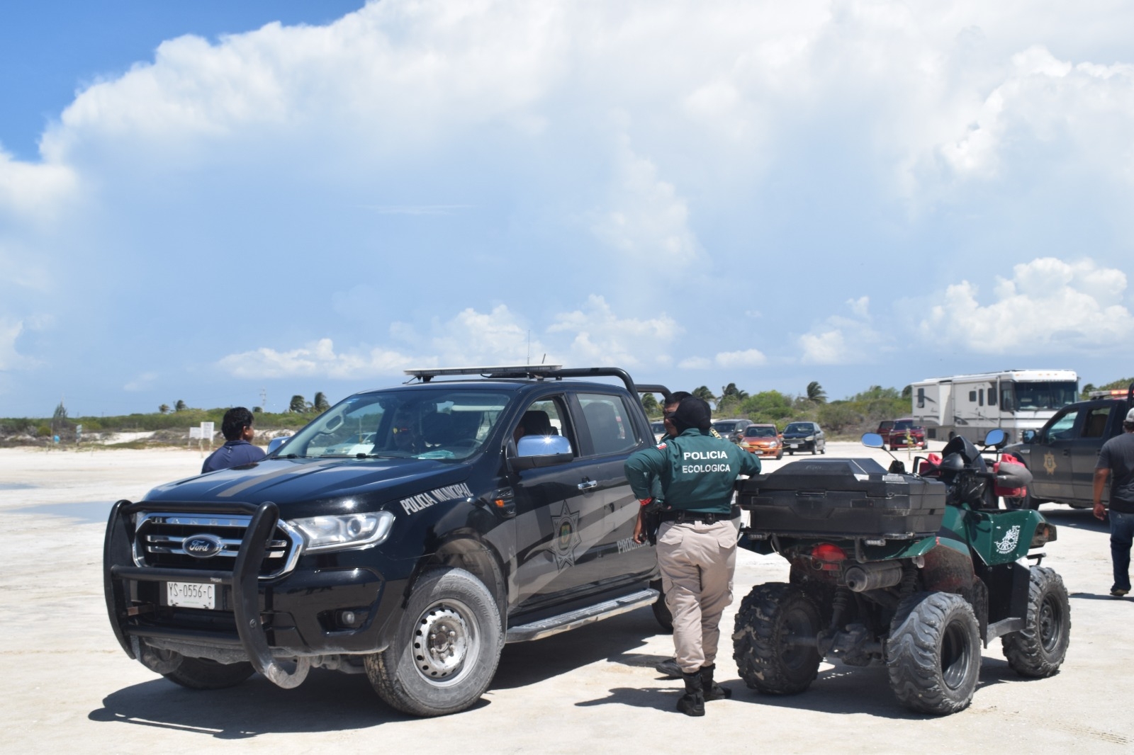 El campamento tortuguero para evitar el paso de automóviles con turistas a bordo y para advertir a los visitantes que no acudan con perros sueltos al menos en esta temporada.