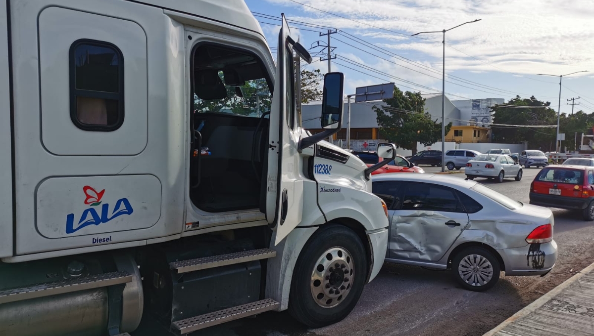 Maestra de Ciudad del Carmen provoca aparatoso accidente y termina hospitalizada
