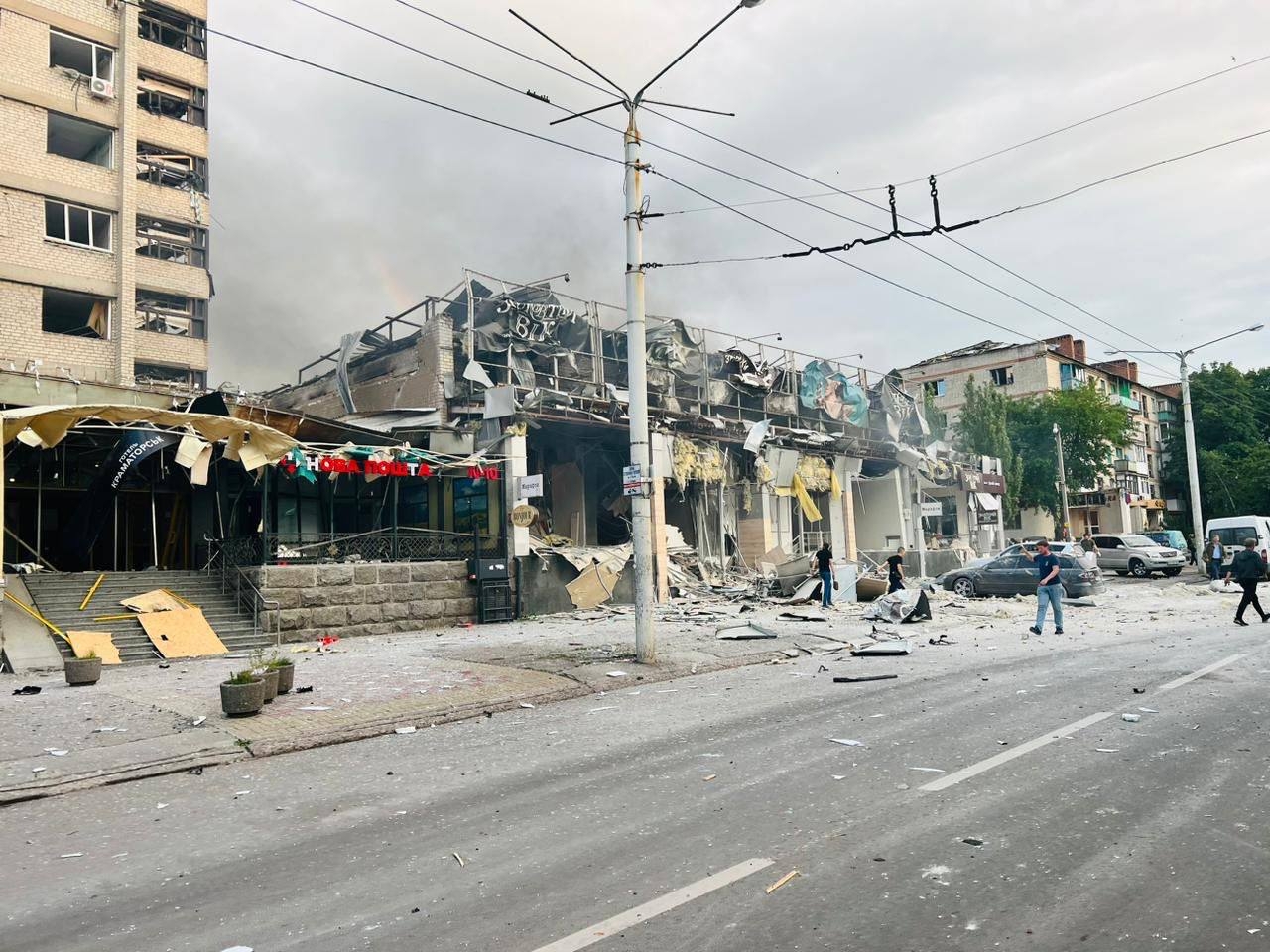 Fueron dos los cohetes rusos que impactaron en el restaurante, según reportó el ministro del Interior ucraniano