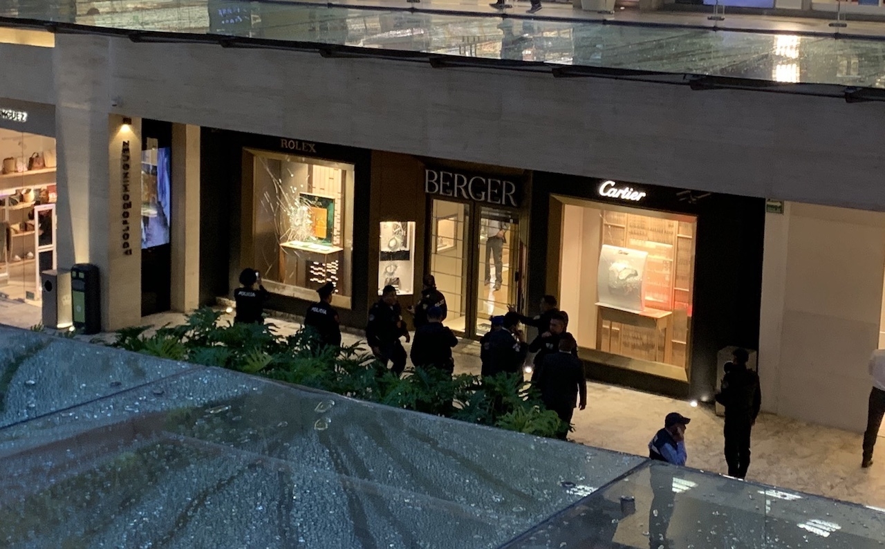 La joyería quedó despedazada de su entrada y ventanales