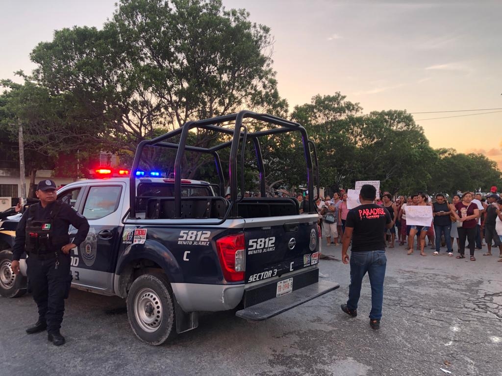 Habitantes de la Región 225 en Cancún se manifiestan contra Aguakan y bloquean avenida
