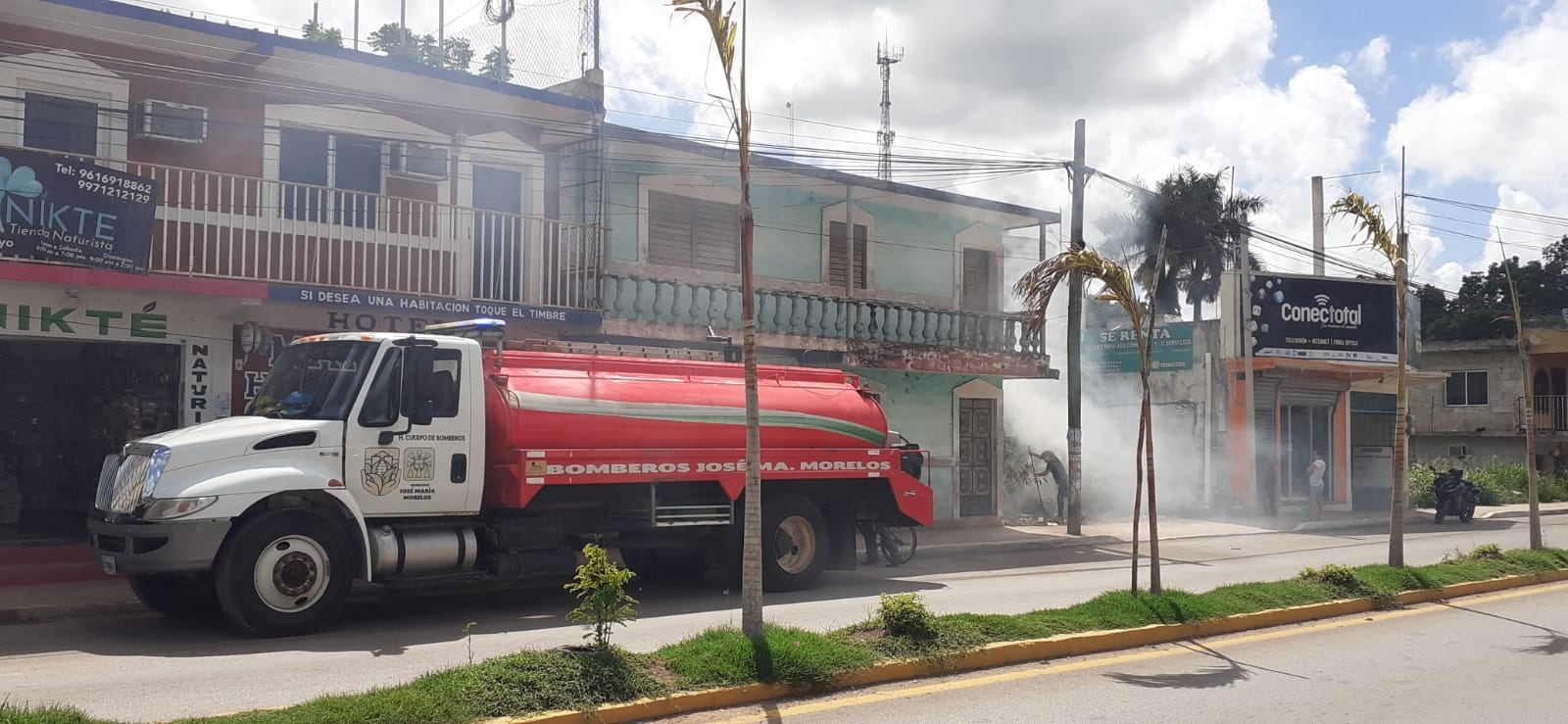 Después del encuentro de policías con la mujer, ella accedió a que los bomberos apagaran la basura que se estaba quemando