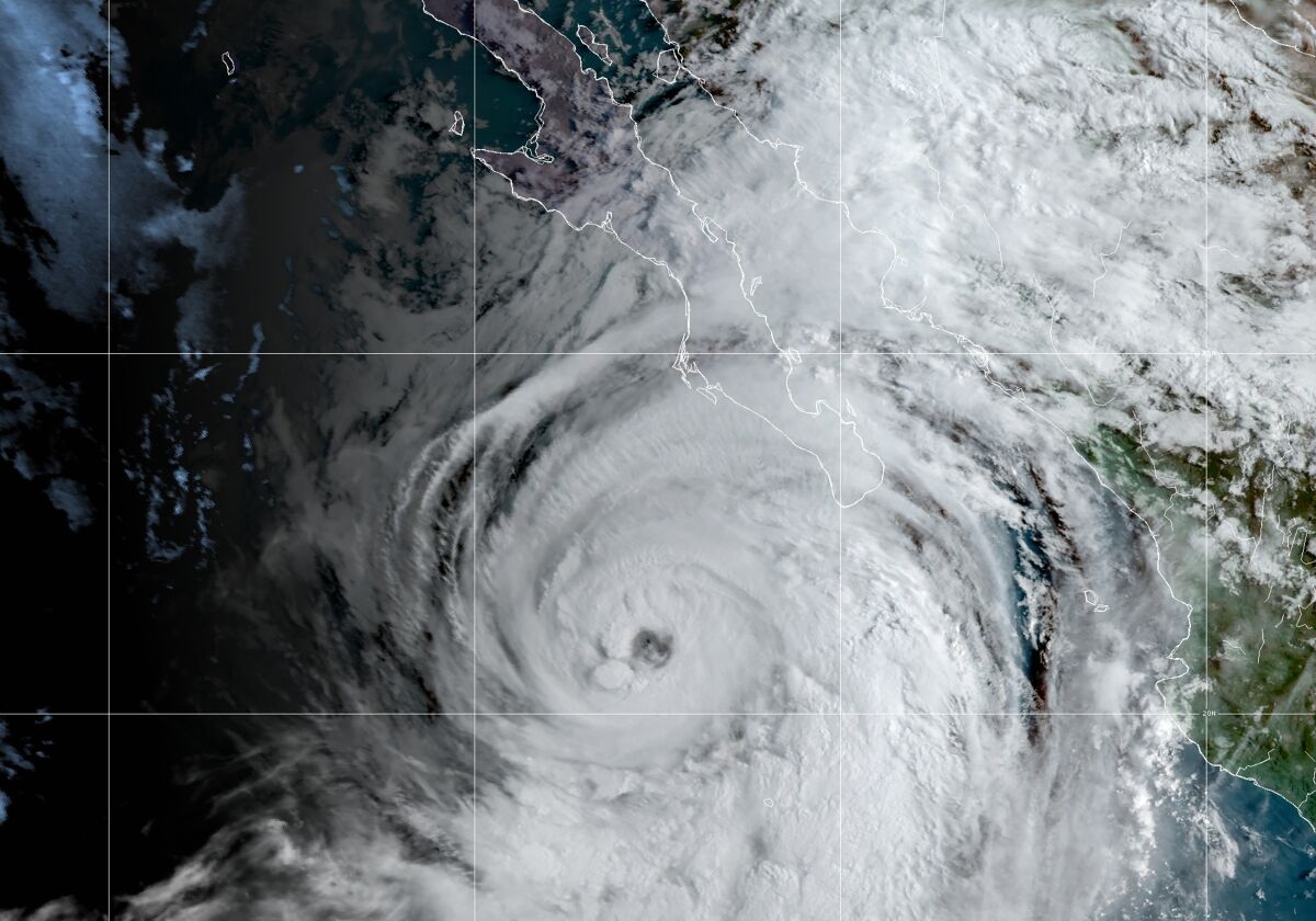 Tormenta Tropical Adrián toma fuerza y se convierte en huracán categoría 1 Tormenta Tropical Adrián toma fuerza y se convierte en huracán categoría 1