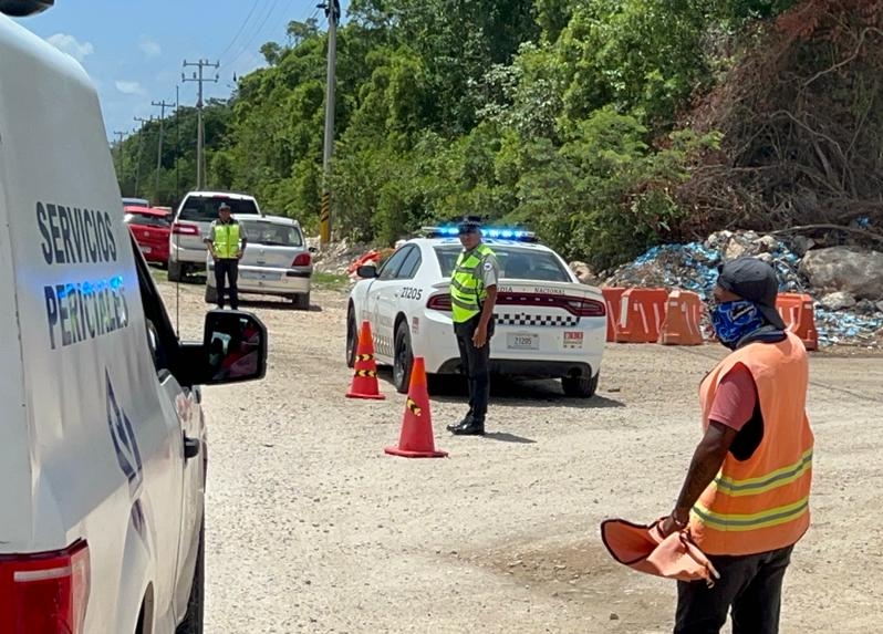 Personal especializado se hizo cargo de realizar el procesamiento de la escena del crimen para después trasladar el cuerpo a la morgue en calidad de desconocido