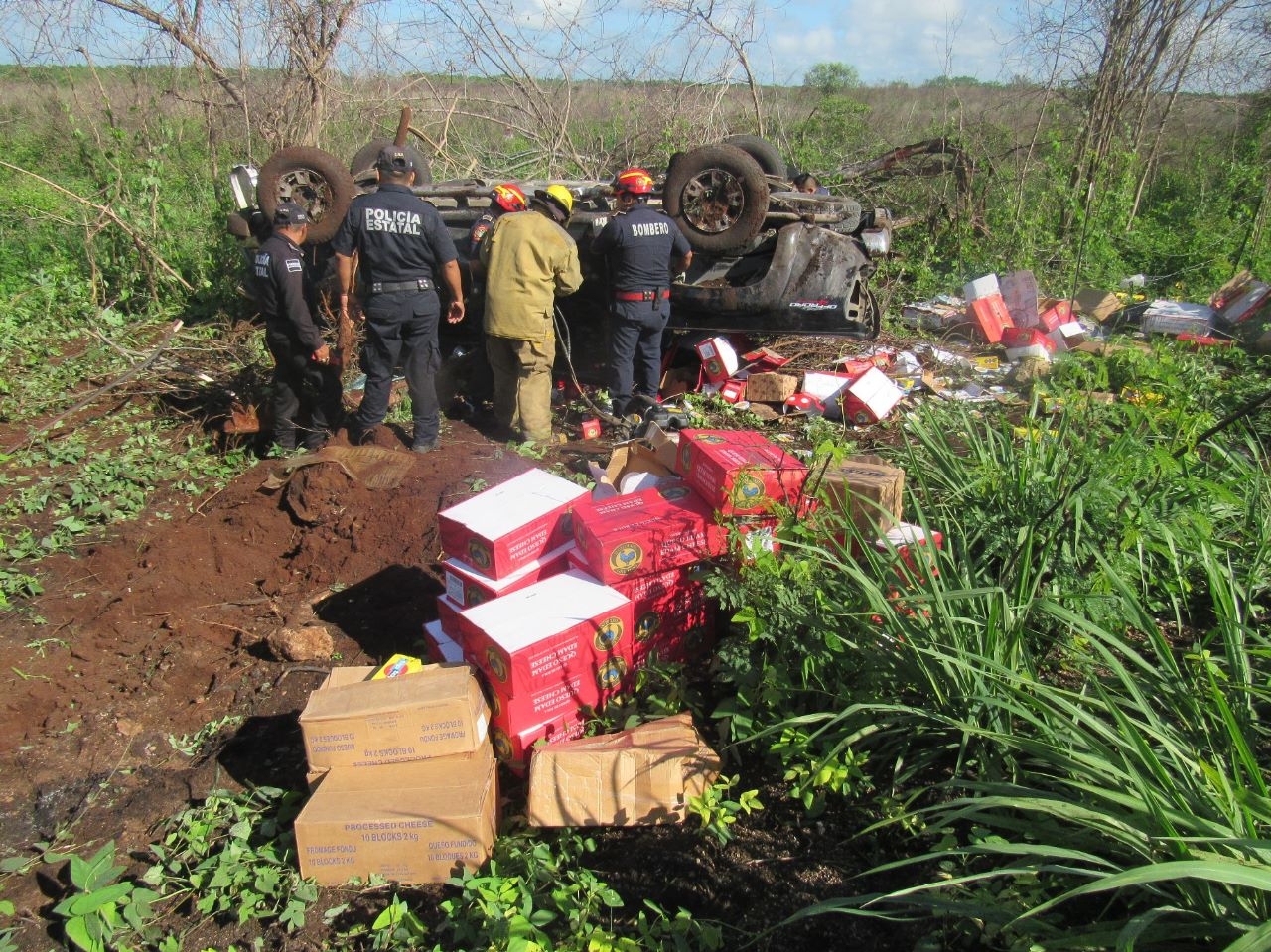 Los pasajeros resultaron heridos tras quedar atrapados en la camioneta
