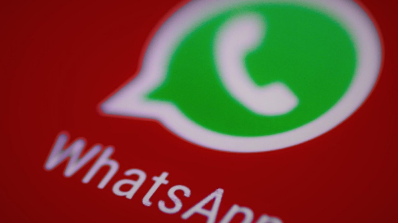 ¿Cómo poner las letras en color rojo en WhatsApp?