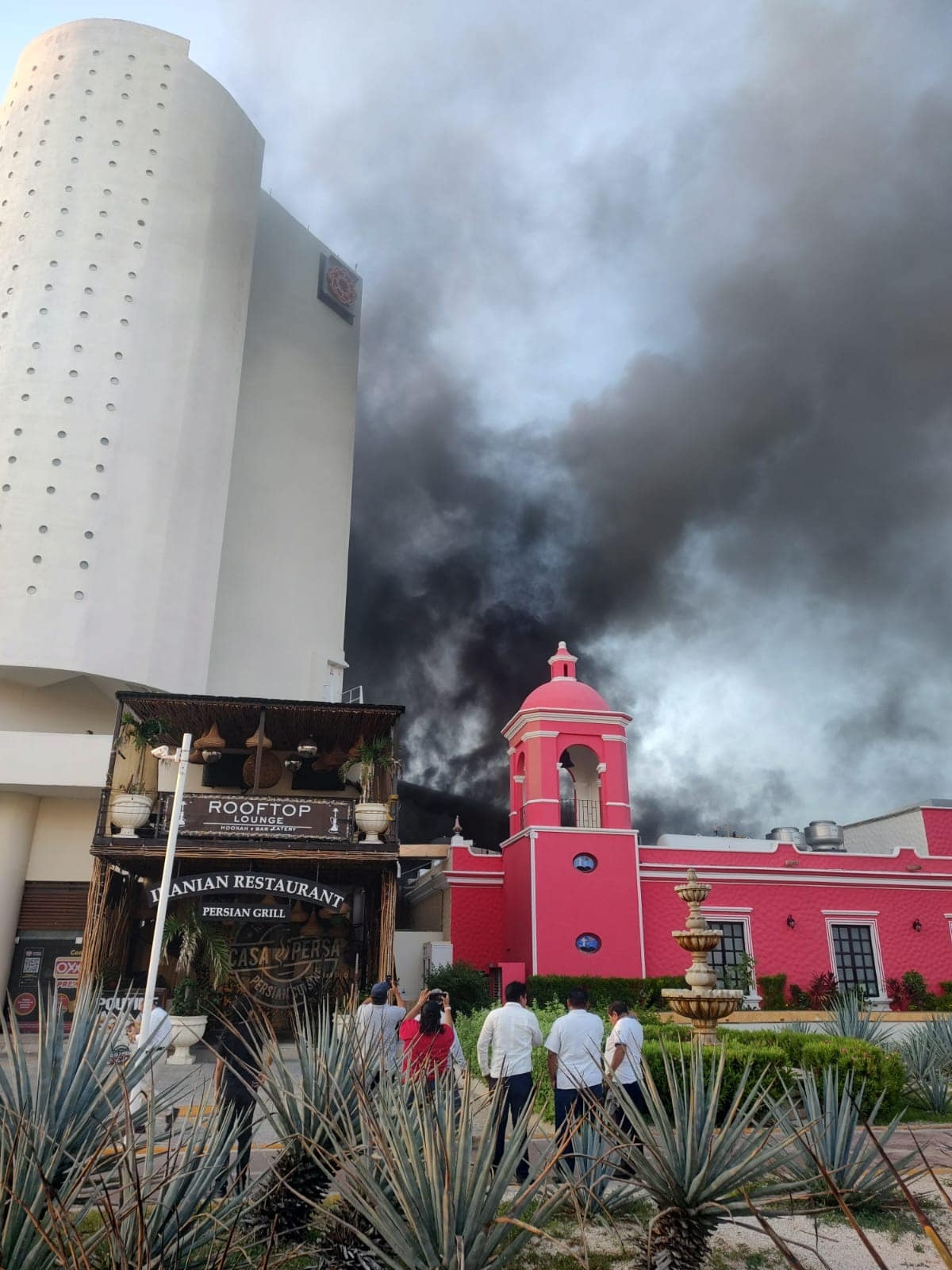 Al lugar arribaron elementos policiacos, personal del cuerpo de bomberos y de protección civil