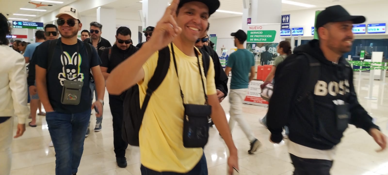 Banda MS hace escala en el aeropuerto de Mérida en su vuelo hacia EU