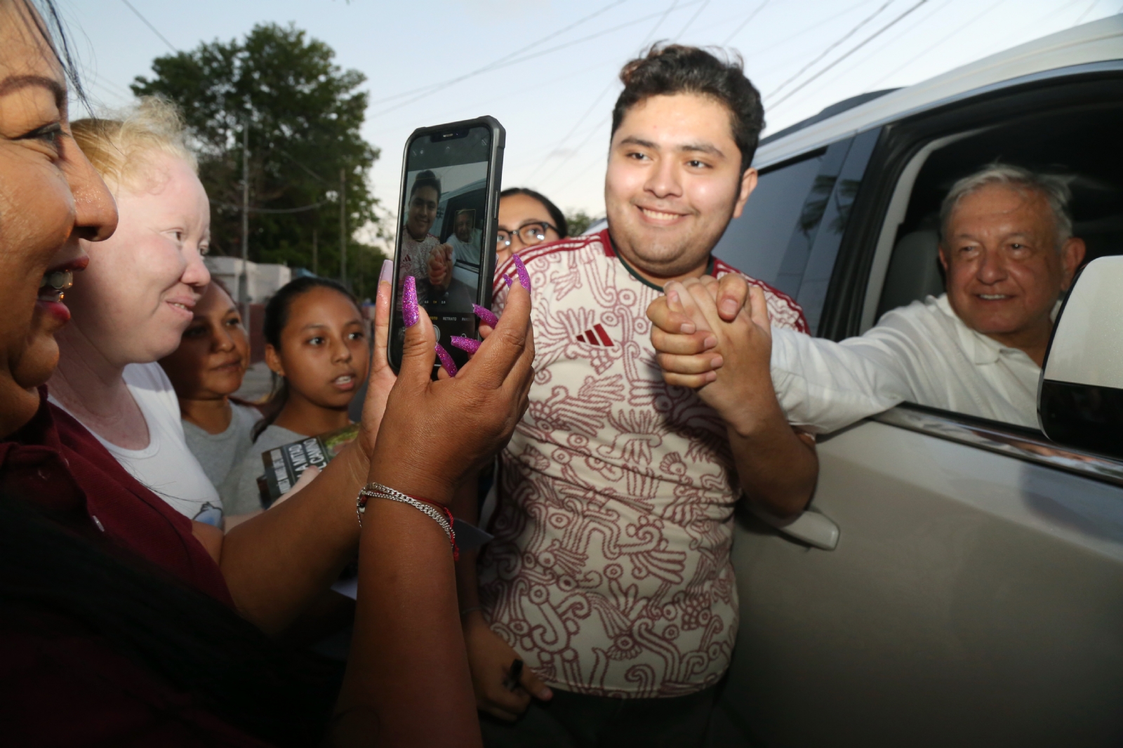 Algunas personas aprovecharon para tomarse la foto con el presidente López Obrador