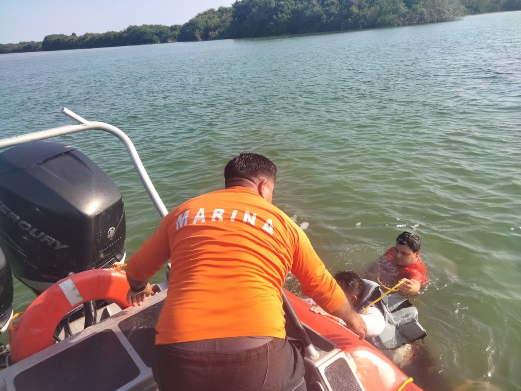 Cinco personas se encontraban a bordo del barco, entre ellos un menor de edad Cinco personas se encontraban a bordo del barco, entre ellos un menor de edad