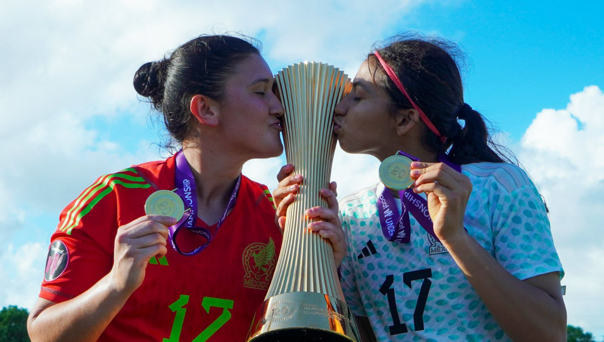 Ambas jugadoras de Cancún se colgaron la medalla de oro y junto a sus compañeras levantaron hasta los más alto del trofeo de campeón del torneo internacional Ambas jugadoras de Cancún se colgaron la medalla de oro y junto a sus compañeras levantaron hasta los más alto del trofeo de campeón del torneo internacional