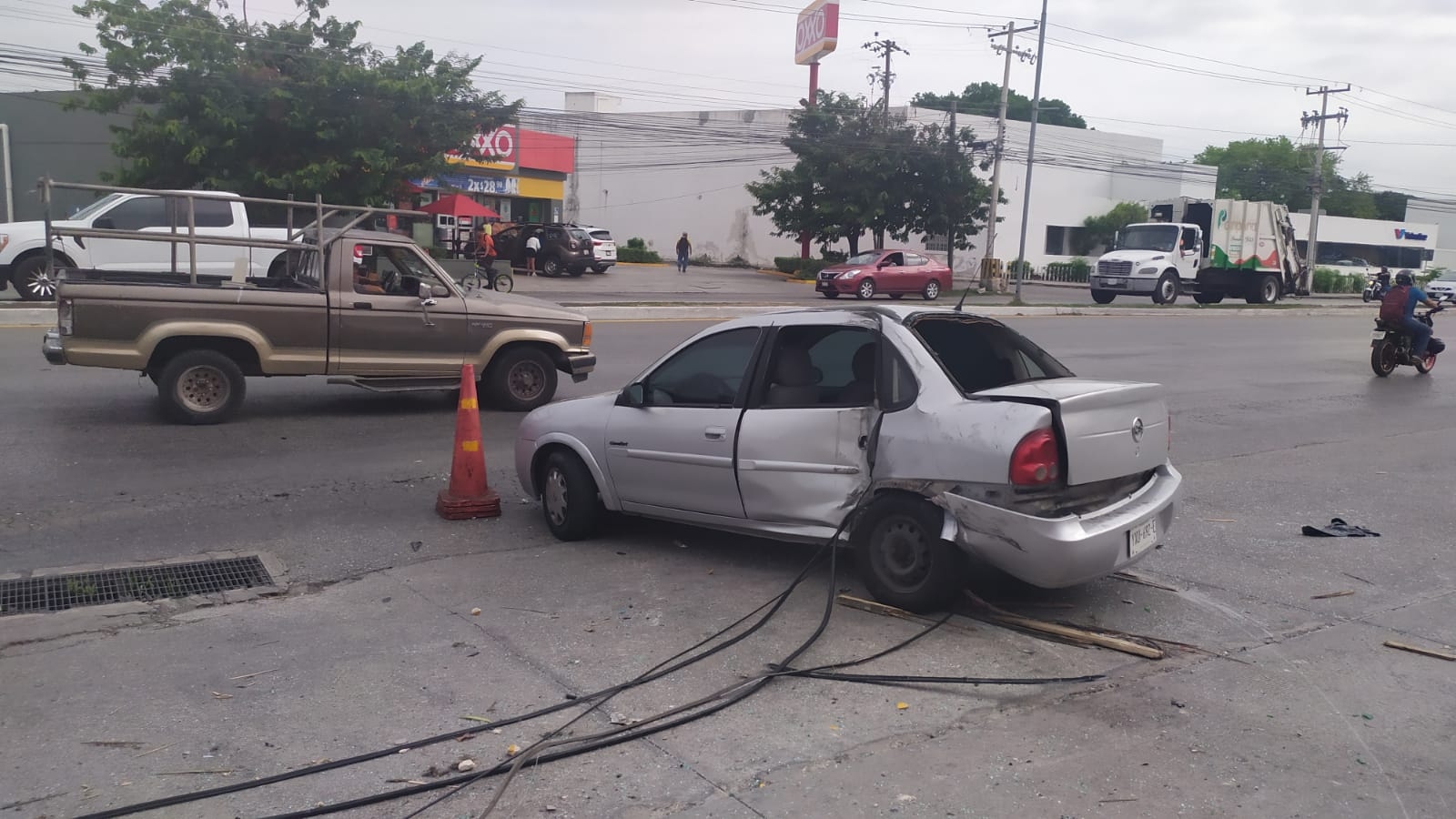 El conductor resultó ileso, mientras que su auto quedó con graves golpes