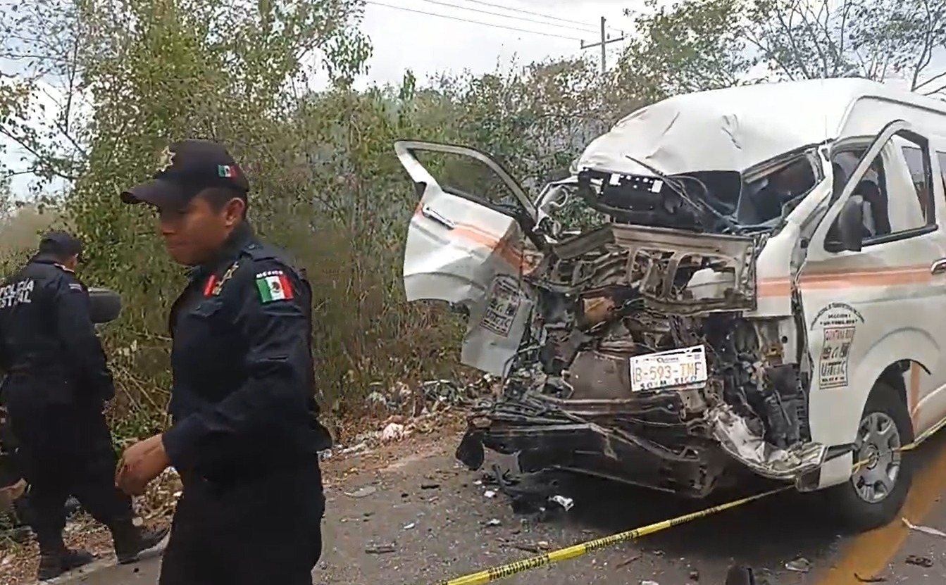La combi quedó destrozada de la parte frontal
